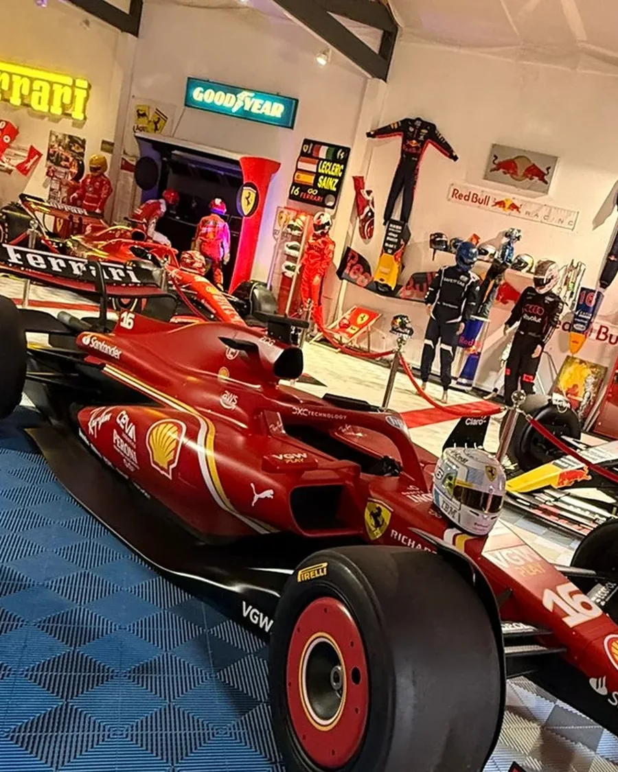 Historischer Formel-1-Wagen in der Sammlungshalle — Royal Legacy Motorsport Heritage